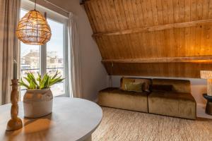 ein Wohnzimmer mit Sofa und Tisch in der Unterkunft Dok 20, Lemmer in Lemmer