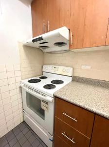 Dapur atau dapur kecil di Cozy Suite with Private Bath