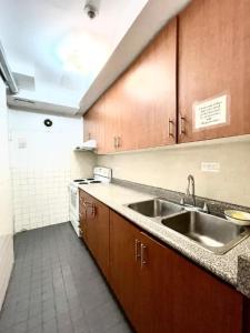 Dapur atau dapur kecil di Cozy Suite with Private Bath