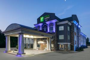un hotel con un mirador frente a un edificio en Holiday Inn Express Hotel & Suites Marshall by IHG, en Marshall