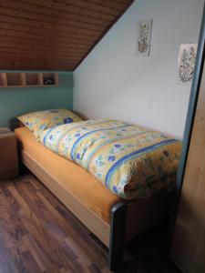 Una cama con un edredón colorido en un dormitorio en Ferien auf dem Bauernhof, en Moosbach