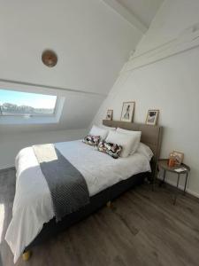 FoursにあるMaison à la campagneのベッドルーム1室(屋根裏部屋に大型ベッド1台付) +48枚の写真