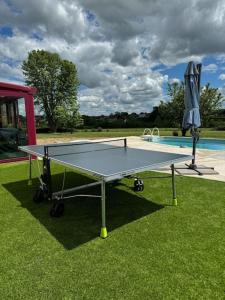 FoursにあるMaison à la campagneのプール前の卓球台