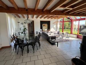 FoursにあるMaison à la campagneのガラスのテーブルと椅子のあるリビングルーム