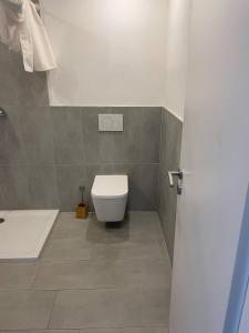 a bathroom with a white toilet and a bath tub at Geräumige Ferienwohnung Eschelbronn in Eschelbronn