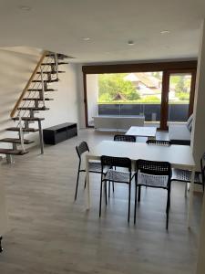 a room with a table and chairs and stairs at Geräumige Ferienwohnung Eschelbronn in Eschelbronn