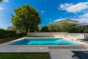 Bazén v ubytování Villa Tina in Pinezići (Haus für 10 Personen) nebo v jeho okolí