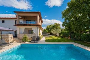 Bazén v ubytování Villa Tina in Pinezići (Haus für 10 Personen) nebo v jeho okolí