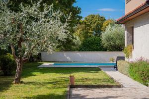 Bazén v ubytování Villa Tina in Pinezići (Haus für 10 Personen) nebo v jeho okolí