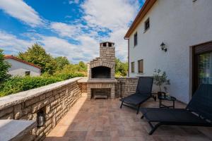 Patio nebo venkovní prostory v ubytování Villa Tina in Pinezići (Haus für 10 Personen)