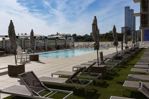 Kolam renang di atau dekat dengan Modern Loft 15 Min from NYC with City View & Pool