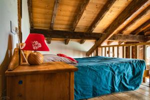 sypialnia z łóżkiem i czerwoną lampką na stole w obiekcie Chalet La Plagne jacuzzi vue top w mieście Montchavin