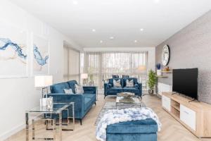 TV a/nebo společenská místnost v ubytování New Three Bedroom Apt Ashbourne