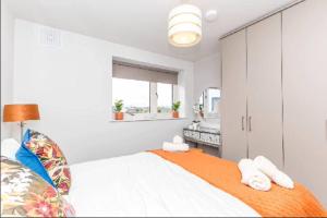 Postel nebo postele na pokoji v ubytování New Three Bedroom Apt Ashbourne