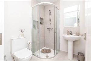Koupelna v ubytování New Three Bedroom Apt Ashbourne