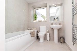 Koupelna v ubytování New Three Bedroom Apt Ashbourne