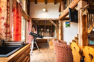 kamera jest na statywie w pokoju w obiekcie Chalet La Plagne jacuzzi vue top w mieście Montchavin