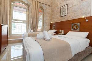 Postel nebo postele na pokoji v ubytování Azzahra Boutique Hotel & Restaurant - Jerusalem + 37 fotografií