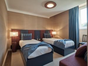 a hotel room with two beds and a couch at Quinta da Carlota in Torres Vedras +62 photos