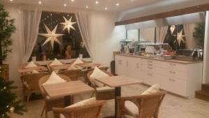 Gästehaus u Ferienwohnungen Veronika incl Frühstücksbuffet und KönigsCard mit 200 kostenlosen Attraktionen的厨房或小厨房