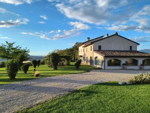 A garden outside Relais Casale Valigi