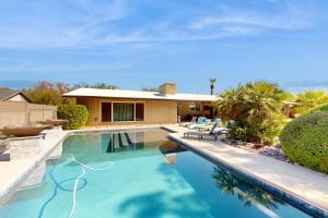 a swimming pool in front of a house at Geneva Drive Retreat in Tempe