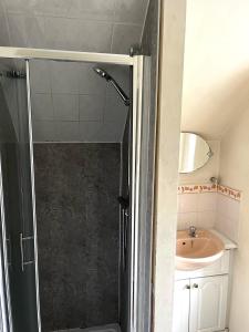 a bathroom with a shower and a sink at Piccadilly Rooms near City Centre in Birmingham