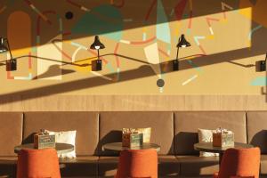 Ein Sitzbereich in der Unterkunft Holiday Inn - the niu, Sparrow Regensburg by IHG