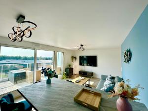 Et tv og/eller underholdning på Appartement saint malo neuf, 2 chambres, terrasse, garage