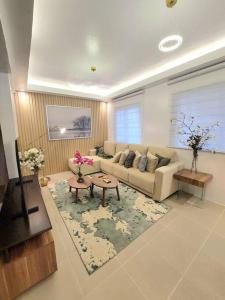ein Wohnzimmer mit Sofa und Tisch in der Unterkunft Luxa House Staycation Tagaytay in Panungyanan