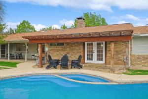 Kolam renang di atau dekat dengan 3-BD Backyard Oasis w Pool Patio Firepit