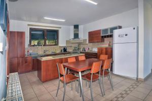 Kuchyň nebo kuchyňský kout v ubytování Incredible Large Villa In Paphos sleeps 14 Children Pool, Jacuzzi, Huge Garden