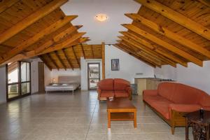 Posezení v ubytování Incredible Large Villa In Paphos sleeps 14 Children Pool, Jacuzzi, Huge Garden + 65 fotografií