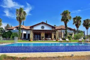 Bazén v ubytování Incredible Large Villa In Paphos sleeps 14 Children Pool, Jacuzzi, Huge Garden nebo v jeho okolí