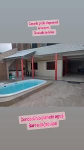 Bazén v ubytování Casa de praia , Condominio planeta agua nebo v jeho okolí