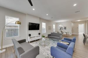 ein Wohnzimmer mit Sofas und einem Flachbildfernseher in der Unterkunft Modern and Spacious High End Home near Downtown in Dallas