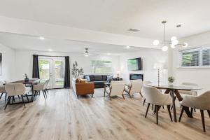 Televisyen dan/atau pusat hiburan di 3-BD - Fully Remodeled Convenient & Spacious
