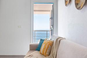 Postel nebo postele na pokoji v ubytování Hi'Mare TOP View 2 Room, Parking, Kitchen & Balcony