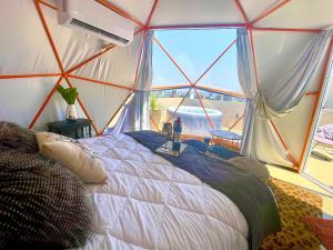 מיטה או מיטות בחדר ב-Glamping con jacuzzi en piso 15, único en Gdl, vistas espectactaculares