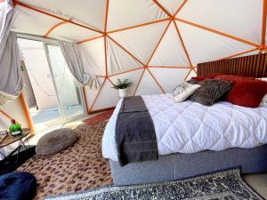 מיטה או מיטות בחדר ב-Glamping con jacuzzi en piso 15, único en Gdl, vistas espectactaculares