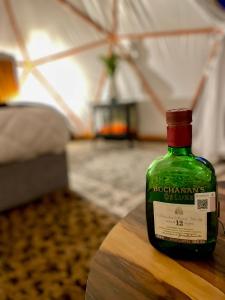 מיטה או מיטות בחדר ב-Glamping con jacuzzi en piso 15, único en Gdl, vistas espectactaculares