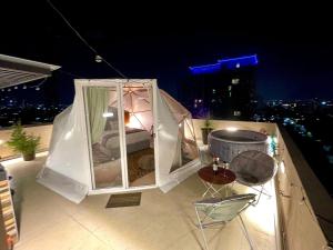 תמונה מהגלריה של Glamping con jacuzzi en piso 15, único en Gdl, vistas espectactaculares בגוודלחרה