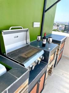 תמונה מהגלריה של Glamping con jacuzzi en piso 15, único en Gdl, vistas espectactaculares בגוודלחרה +34 תמונות
