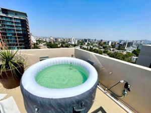 בריכת השחייה שנמצאת ב-Glamping con jacuzzi en piso 15, único en Gdl, vistas espectactaculares או באזור