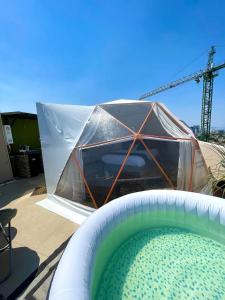 בריכת השחייה שנמצאת ב-Glamping con jacuzzi en piso 15, único en Gdl, vistas espectactaculares או באזור