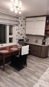 una cucina con tavolo in legno e bancone di Villa Maarianvaara a Rikkaranta