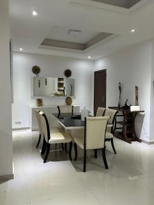 una sala da pranzo con tavolo e sedie di Villa Somone a Dakar