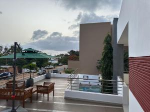 un balcone con panche e ombrellone su un edificio di Villa Somone a Dakar