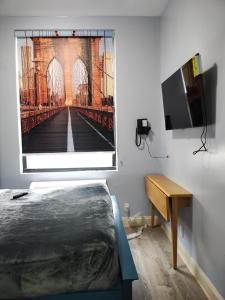 TV a/nebo společenská místnost v ubytování Essence hotel