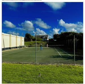 Tenis a/nebo squash v ubytování Chalet 18 Widemouth Bay Holiday Village nebo okolí